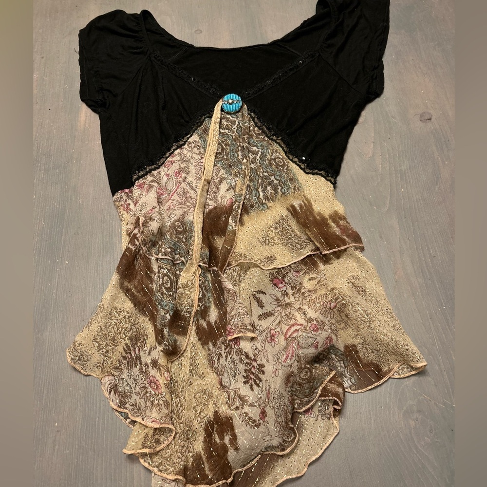 Rare Y2K embellished blouse
Nice vintage condition